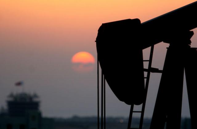 Цената на петрола се понижи заради поскъпването на долара