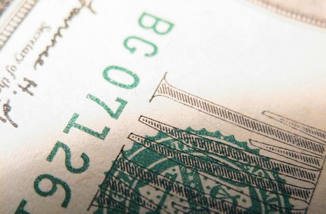 Доларът спря поскъпването си спрямо еврото. Wall Street започна със загуби