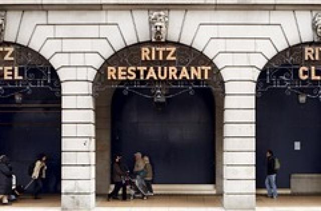 Трима англичани се опитаха с измама да продадат хотел Риц