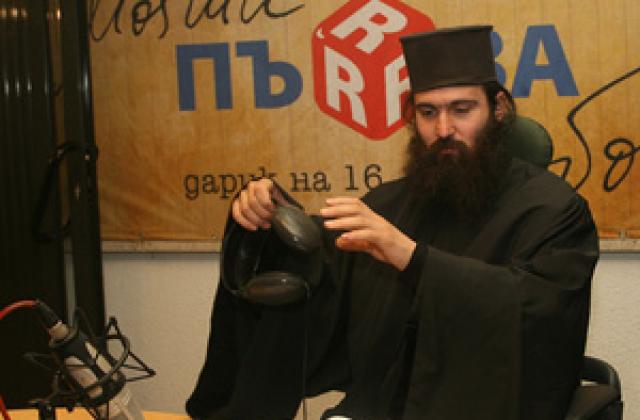 Отец Никанор: Кризата ще си ходи на приливи и отливи