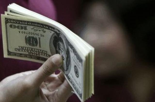 Доларът на едномесечно дъно спрямо еврото заради бюджетния дефицит в САЩ