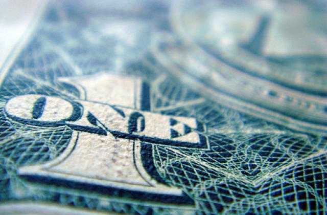 Доларът възстанови седмичните си загуби в петък