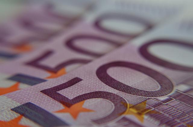 Еврото продължава да е под натиска на долара