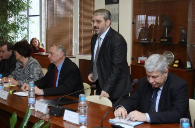 Обсъждат замразяването на цените на тока, водата и парното