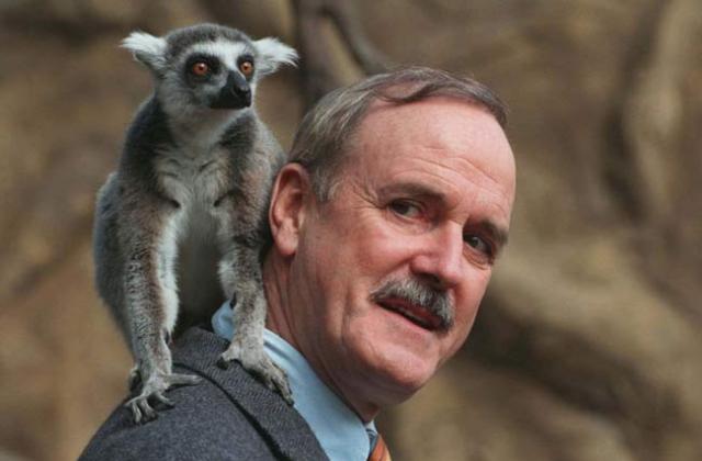 Актьор от Монти Пайтън плати 5 100 долара за такси заради вулкана