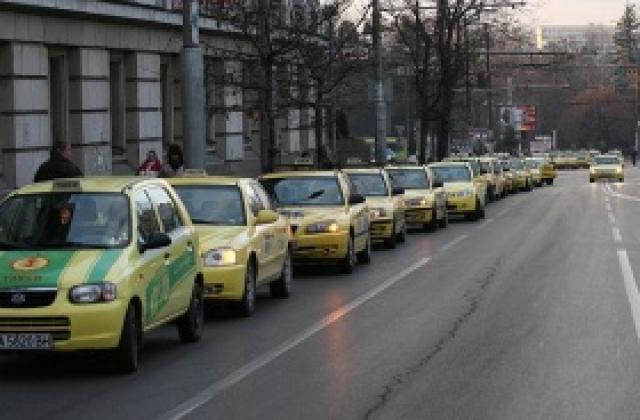 Предлагат общините да слагат таван на цените на такситата