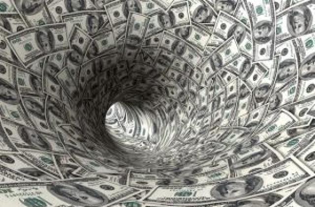 Докладът на Фед и продажбите на дребно натежаха върху долара