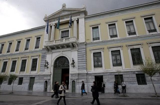 Гръцката национална банка купува дялове от Алфа банк и Юробанк