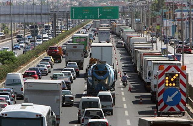 Гръцки стачници трошат камиони на български превозвачи*