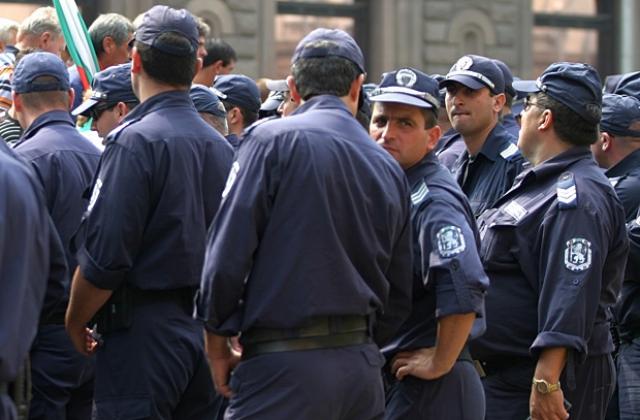 Полицаи заплашват с ефективни протести заради липсата на пари