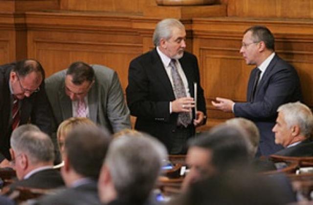 Вотът на недоверие - вицове и здравни упреци пред портрета на Борисов*