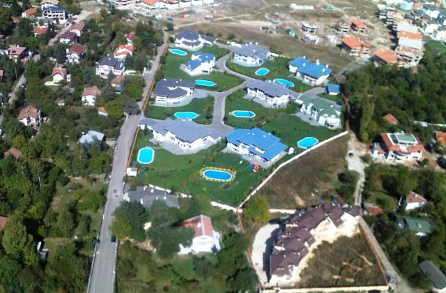 Огромна къща с езеро впечатли летящите данъчни край Варна