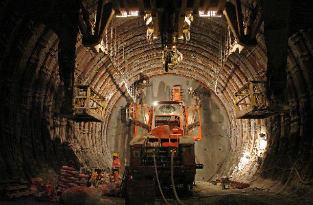 57-километров тунел свърза Швейцария и Италия