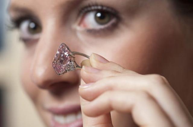 Розов диамант бе продаден на търг за $ 46 млн.