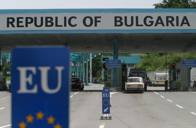 Затварят 7 български посолства в чужбина
