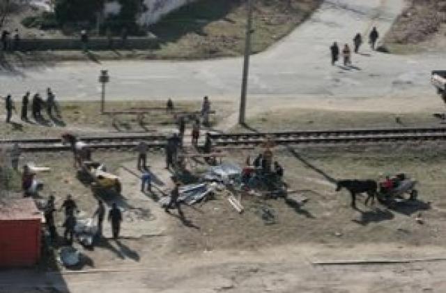 Роми разграбват бивша фабрика в Казанлък