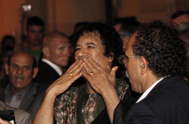Как Големият петрол купи Сената от името на Кадафи