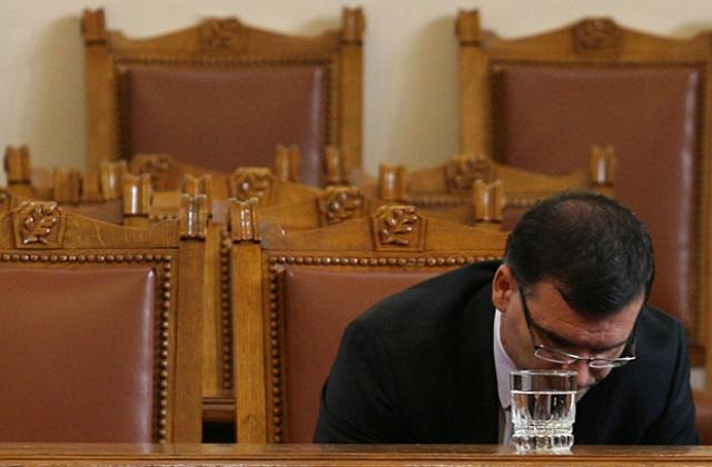 Дянков отговаря за пенсии и Белене на парламентарния контрол