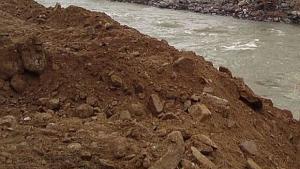 Дърводобивна фирма превърна река в път