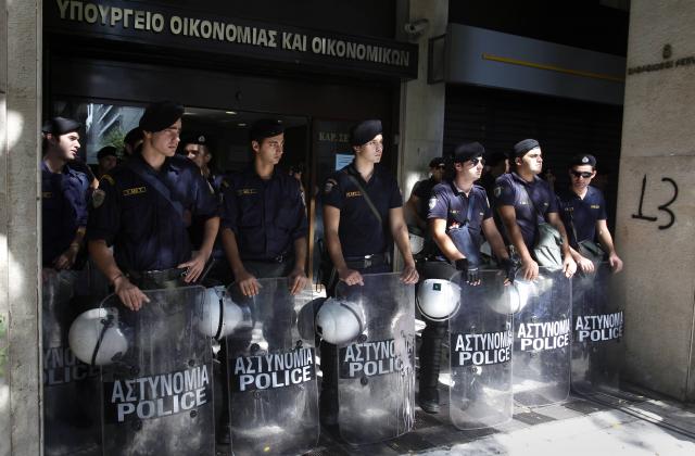 Национална стачка в Гърция, уволняват 200 хиляди души