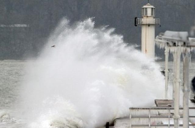 Морските вълни край Варна нанесли щети за милиони