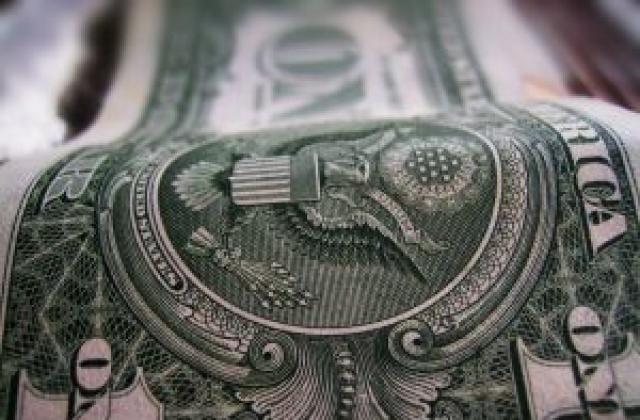Доларът се изкачи до едномесечен връх срещу еврото