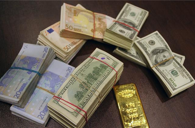 Трейдъри залагат на банковите акции, златото и швейцарския франк