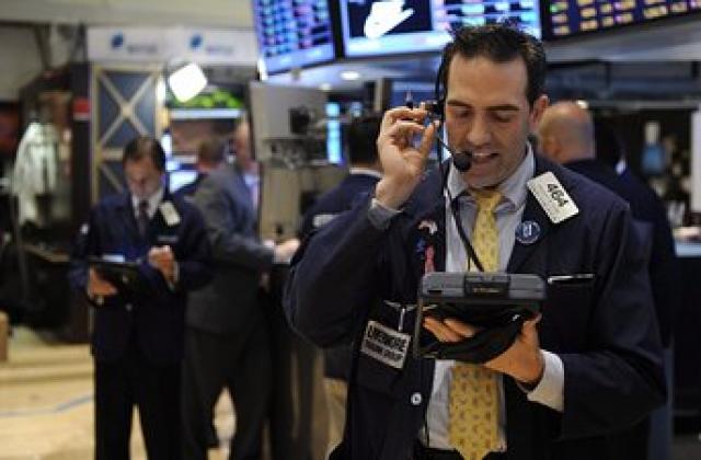 Инвеститорите залагат на риска, доларът пада