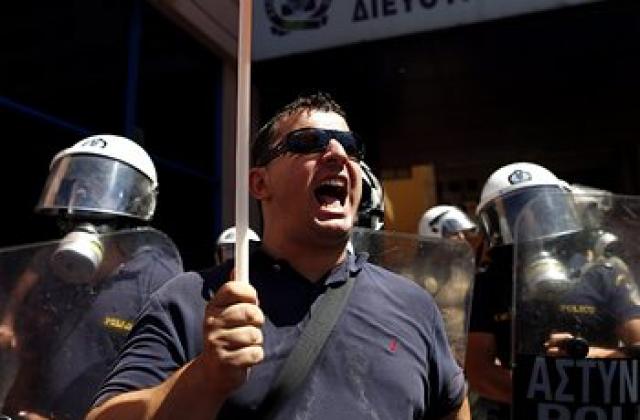 Полицаи и пожарникари стачкуват в Гърция