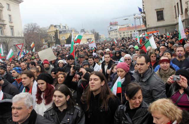 Протестите продължават, хората не искат служебно правителство