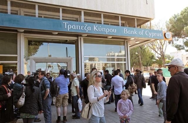 Опашки пред кипърските банки