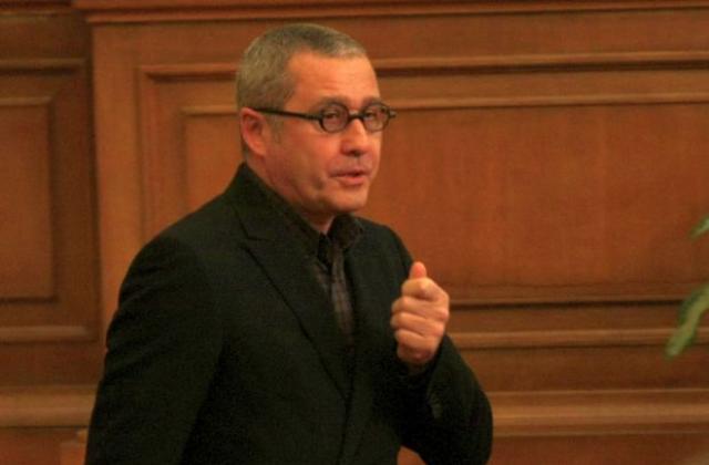 Депутатите гласуват закона на Пеевски