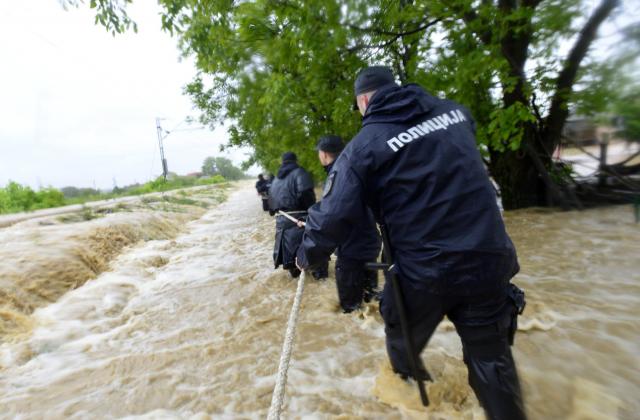 Водата продължават да залива Сърбия
