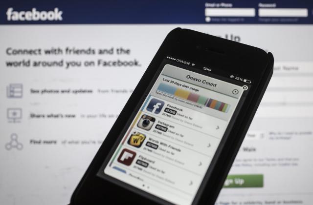 Facebook тайно си играе с потребителите