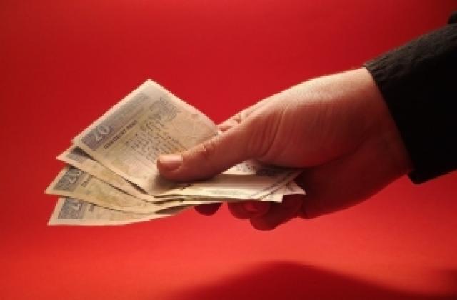 Българите изоставят парите в брой