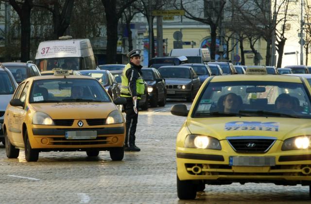 Таксиметрови шофьори скочиха срещу минималните тарифи
