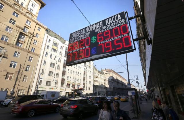 Рублата се срина, акциите в Москва удариха шестгодишно дъно