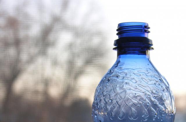 Всяка трета бутилка вода мами с етикета