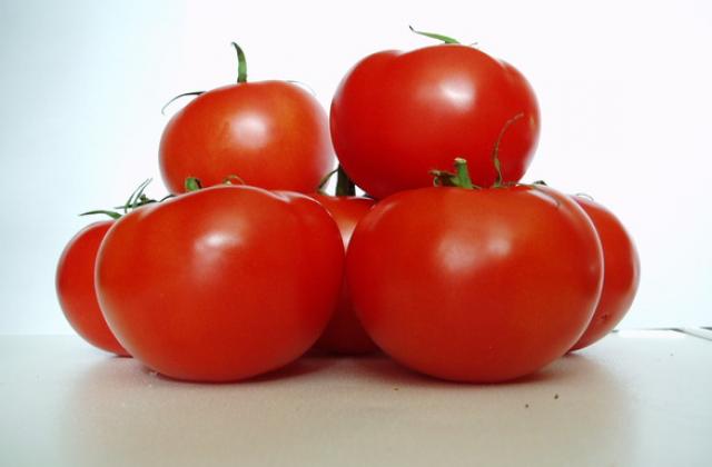 Вносните домати с левче по-евтини