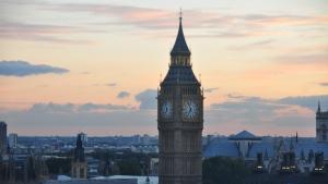 Великобритания вдига данъците заради Brexit