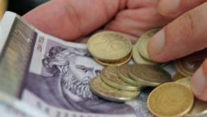 Мизерните заплати в услугите гонят хора от България