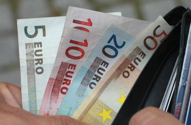Намаляват таксите за валутни преводи в ЕС