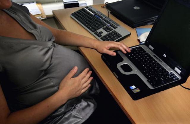 Работодателите настояват при майчинство да не се начислява отпуск