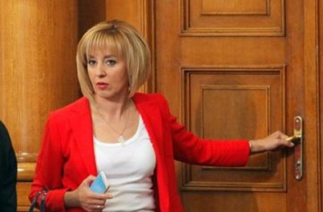 Мая Манолова атакува пред КС забраната пенсионери да заемат държавна служба