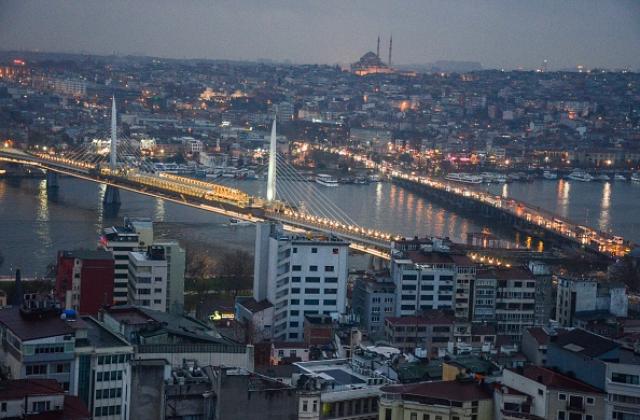 Евтината лира привлича чуждестранни купувачи на имоти в Турция