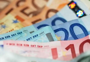 Уеднаквяват се таксите при банкови преводи в евро от декември