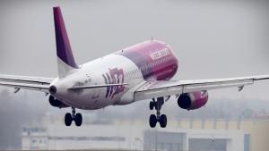 Нискобюджетната авиокомпания Уиз еър Wizz Air обяви че спира всички