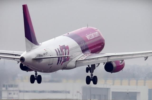 Нискобюджетната авиокомпания Уиз еър (Wizz Air) обяви, че спира всички