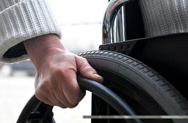 Спират ли добавката за чужда помощ от НОИ за хората с увреждания