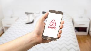 Еърбиенби Airbnb си партнира с някои големи наемодатели и компании